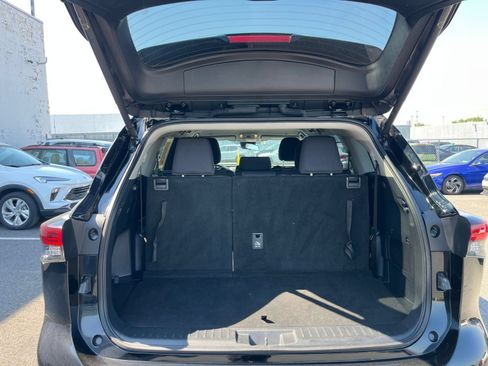 Used 2025 Toyota Highlander LE FWD image 28