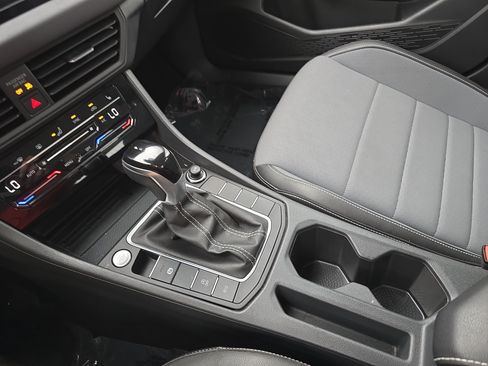 Certified 2025 Volkswagen Jetta SE FWD image 24