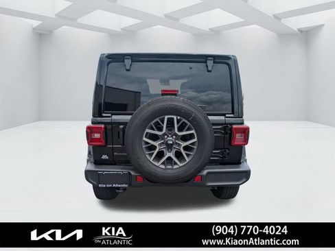 Used 2025 Jeep Wrangler Unlimited Sahara AWD/4WD image 4