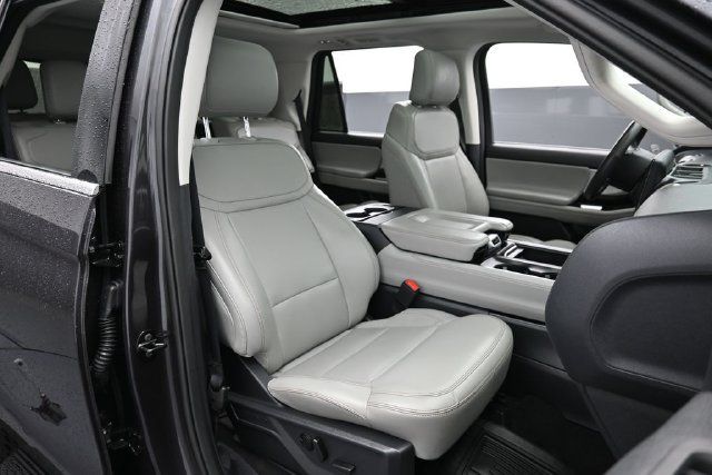 Certified 2025 Ford Expedition Active AWD/4WD image 32