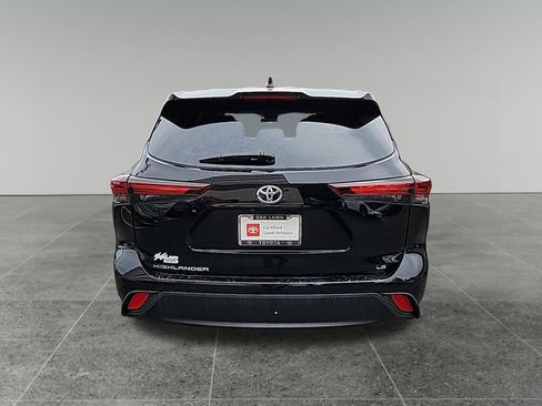 Certified 2024 Toyota Highlander LE FWD image 6