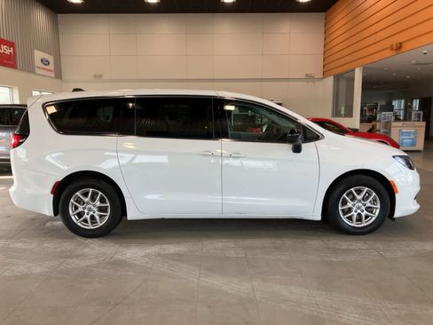 Used 2024 Chrysler Voyager LX image 4