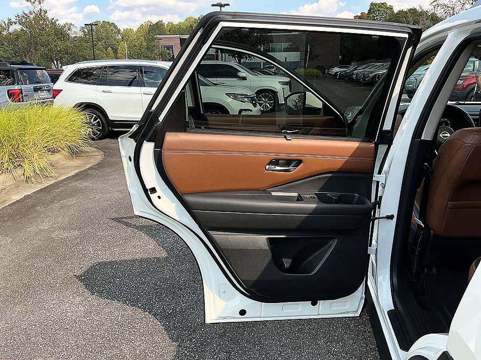 Certified 2024 Nissan Pathfinder Platinum w/ Black Appearance Package AWD/4WD image 24