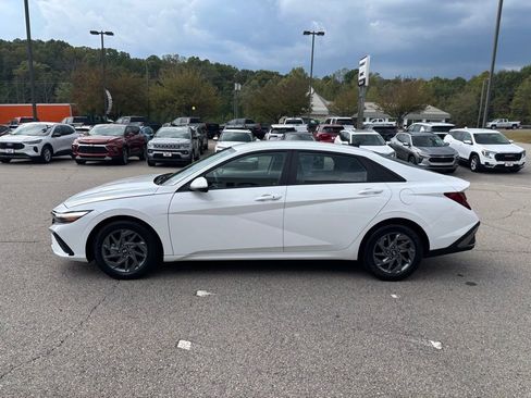 Used 2024 Hyundai Elantra SEL FWD image 4