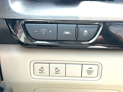 Used 2023 Kia Carnival EX FWD image 38
