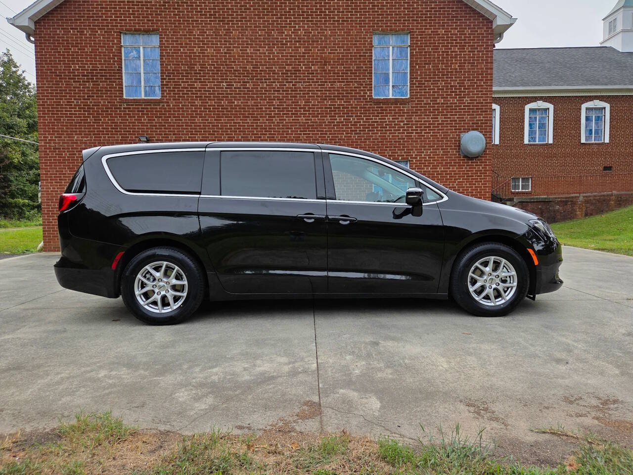 Used 2024 Chrysler Voyager LX FWD image 4