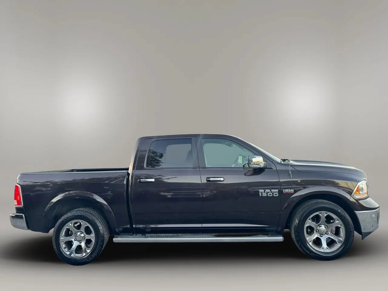 Used 2017 RAM 1500 Laramie w/ Convenience Group AWD/4WD image 4