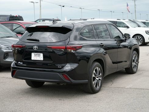 Used 2024 Toyota Highlander XLE FWD image 5