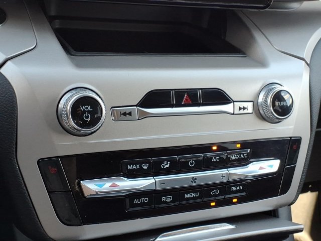 Used 2023 Ford Explorer XLT AWD/4WD image 11
