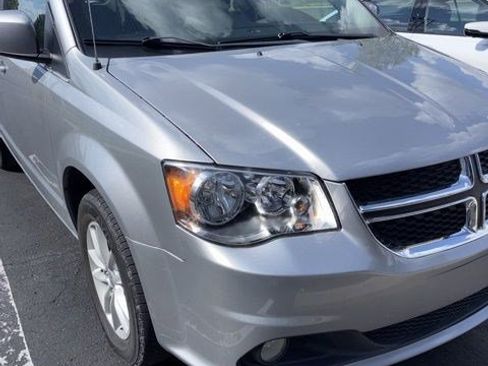 Used 2020 Dodge Grand Caravan SXT image 4