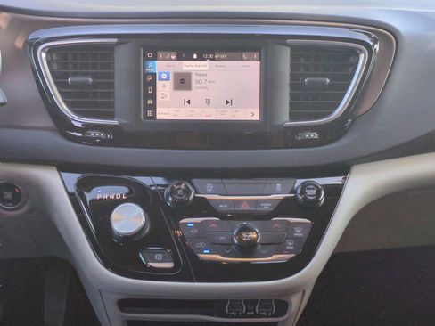 Used 2023 Chrysler Voyager LX image 18