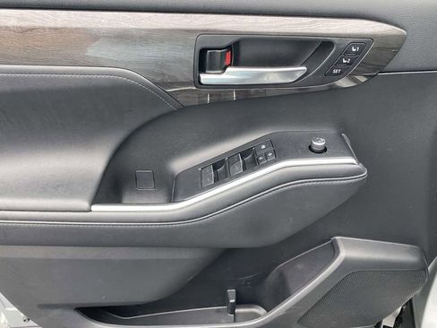 Used 2020 Toyota Highlander Platinum image 17