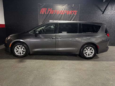 Used 2017 Chrysler Pacifica Touring FWD image 2