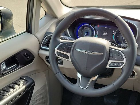 Used 2023 Chrysler Pacifica Touring-L FWD image 20