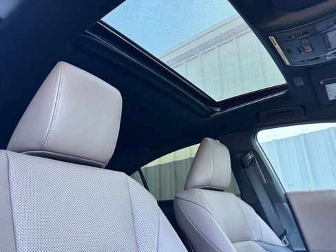 Used 2022 Lexus ES 300h w/ Premium Package FWD image 16