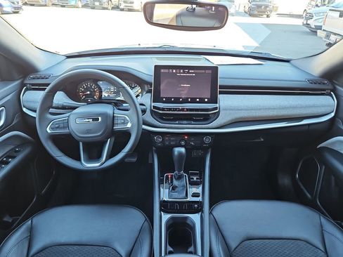 Used 2024 Jeep Compass Latitude image 9