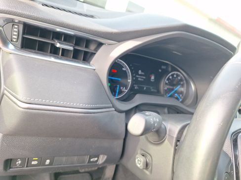 Used 2022 Toyota Venza XLE image 18