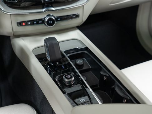 Certified 2024 Volvo XC60 T8 Plus w/ Climate Package AWD/4WD image 20