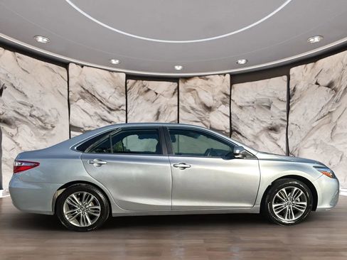 Used 2015 Toyota Camry SE w/ Moonroof Package image 4