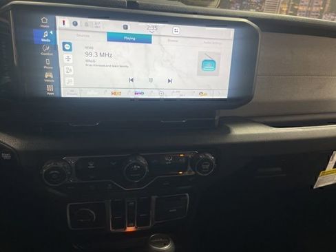 New 2025 Jeep Gladiator Sport AWD/4WD image 18