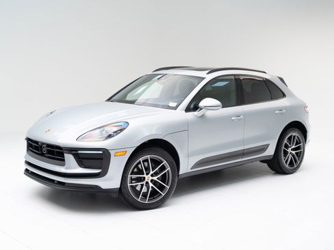 Certified 2025 Porsche Macan AWD/4WD image 1