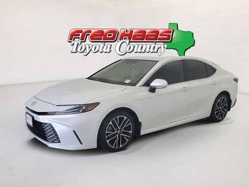 Used 2025 Toyota Camry XLE FWD image 1