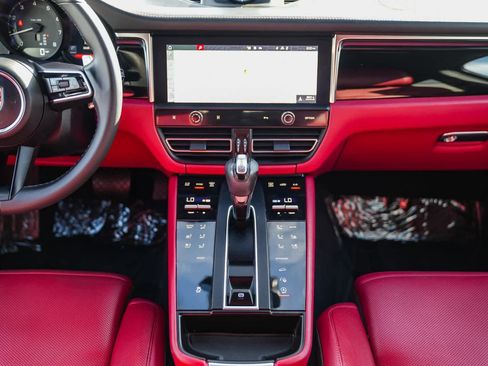 Used 2023 Porsche Macan image 12