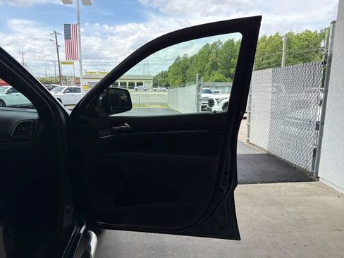 Used 2019 Jeep Grand Cherokee Overland AWD/4WD image 25
