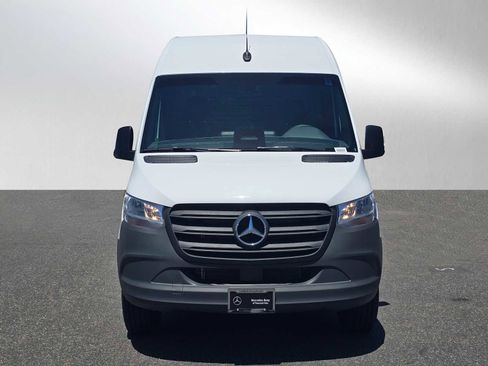 Used 2025 Mercedes-Benz Sprinter 2500 image 8