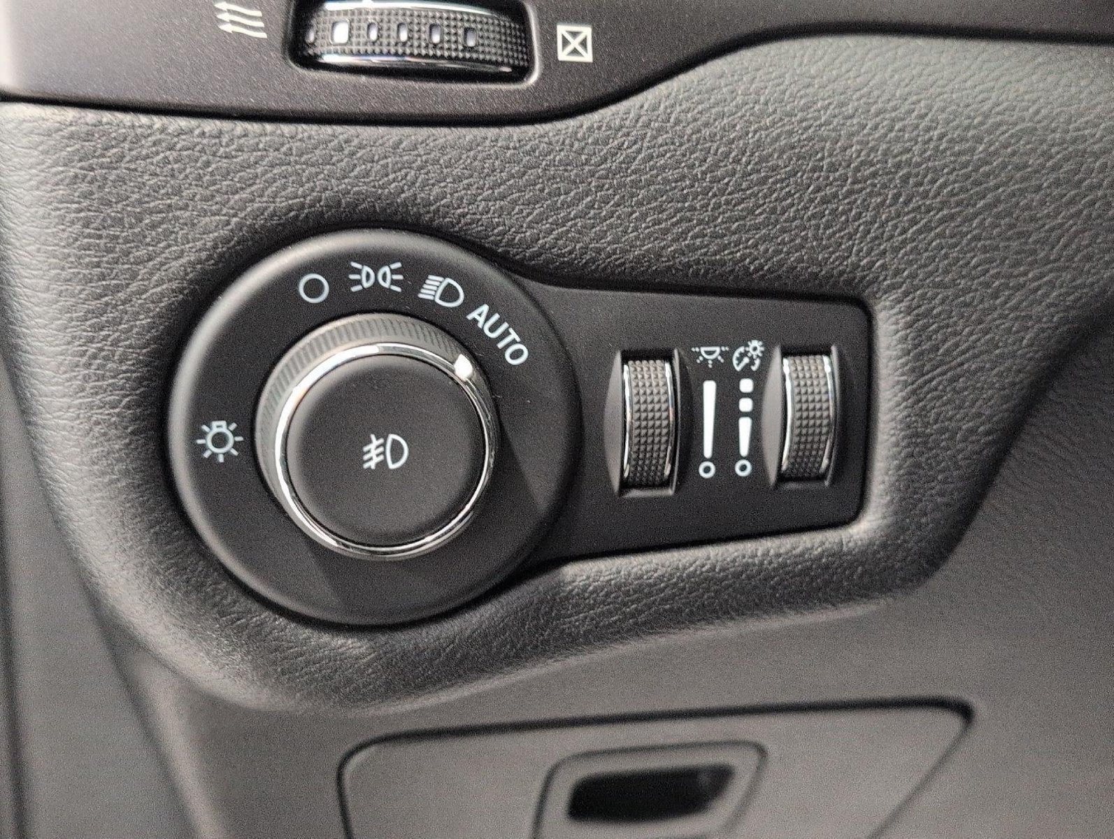 Used 2021 Jeep Cherokee Trailhawk AWD/4WD image 11