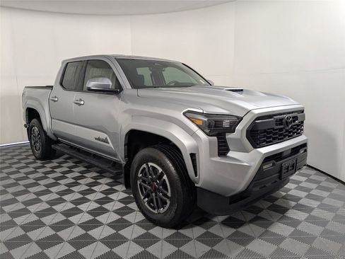 Certified 2025 Toyota Tacoma TRD Sport image 3