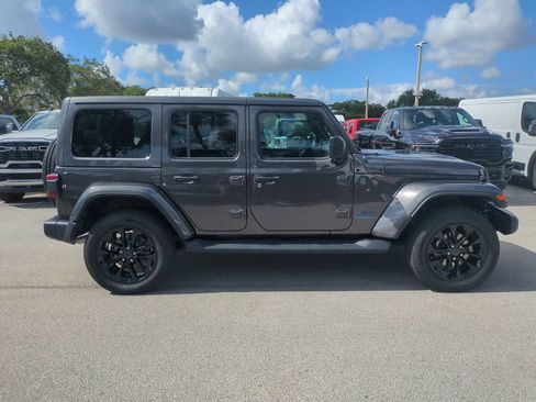 Used 2025 Jeep Wrangler Unlimited Sahara AWD/4WD image 5