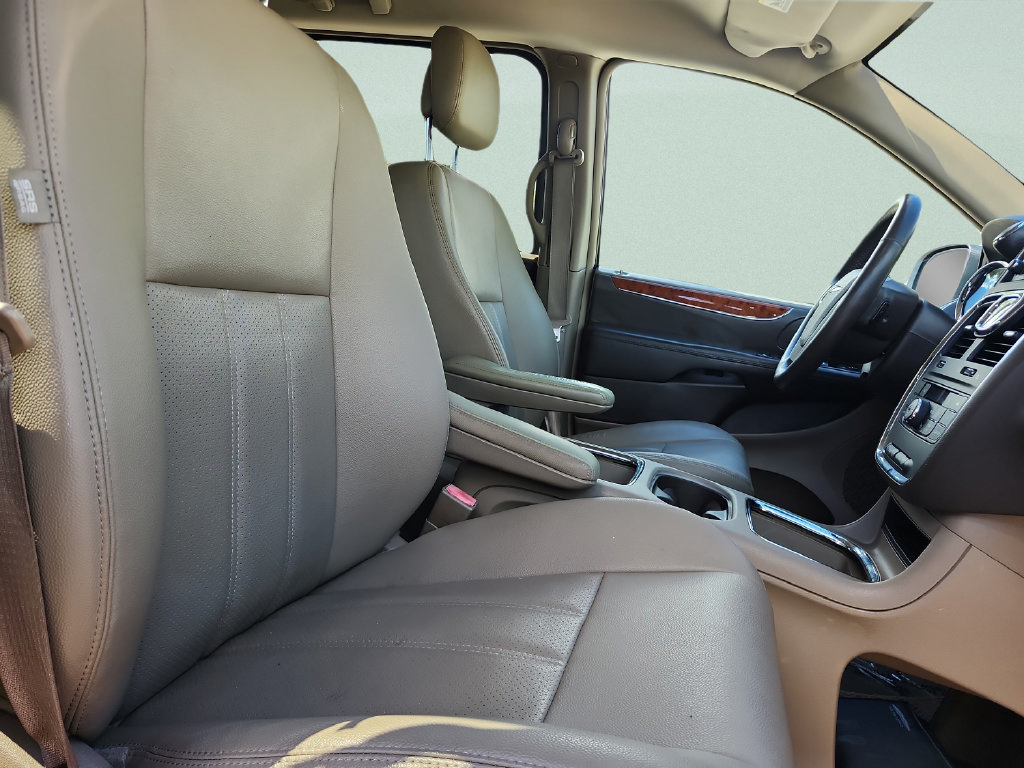 Used 2015 Chrysler Town & Country Touring-L w/ Driver Convenience Group FWD image 20