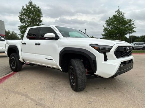 Used 2025 Toyota Tacoma TRD Off-Road image 4
