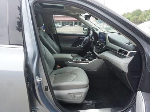 Used 2024 Toyota Highlander Limited FWD image 19