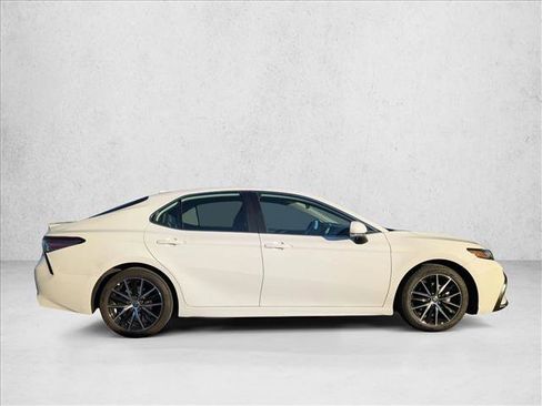 Used 2023 Toyota Camry SE image 4