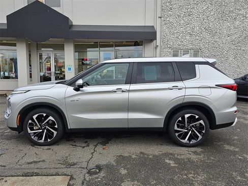 Used 2023 Mitsubishi Outlander SE image 8