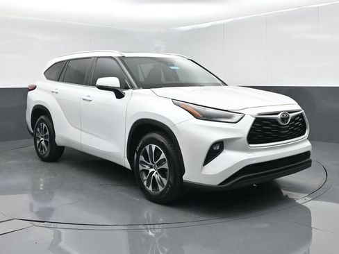 Used 2023 Toyota Highlander XLE FWD image 1
