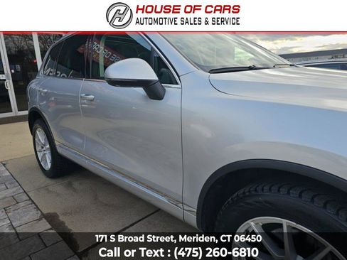 Used 2017 Volkswagen Touareg Executive image 41