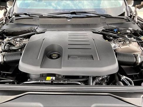 New 2025 Land Rover Discovery Metropolitan Edition image 13