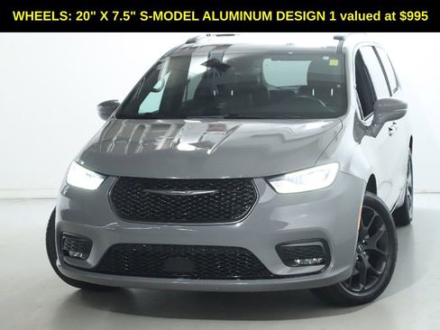 Used 2021 Chrysler Pacifica Touring-L w/ Uconnect Theater Family Group image 4