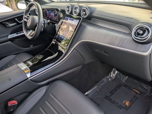 Used 2025 Mercedes-Benz GLC 300 4MATIC image 22