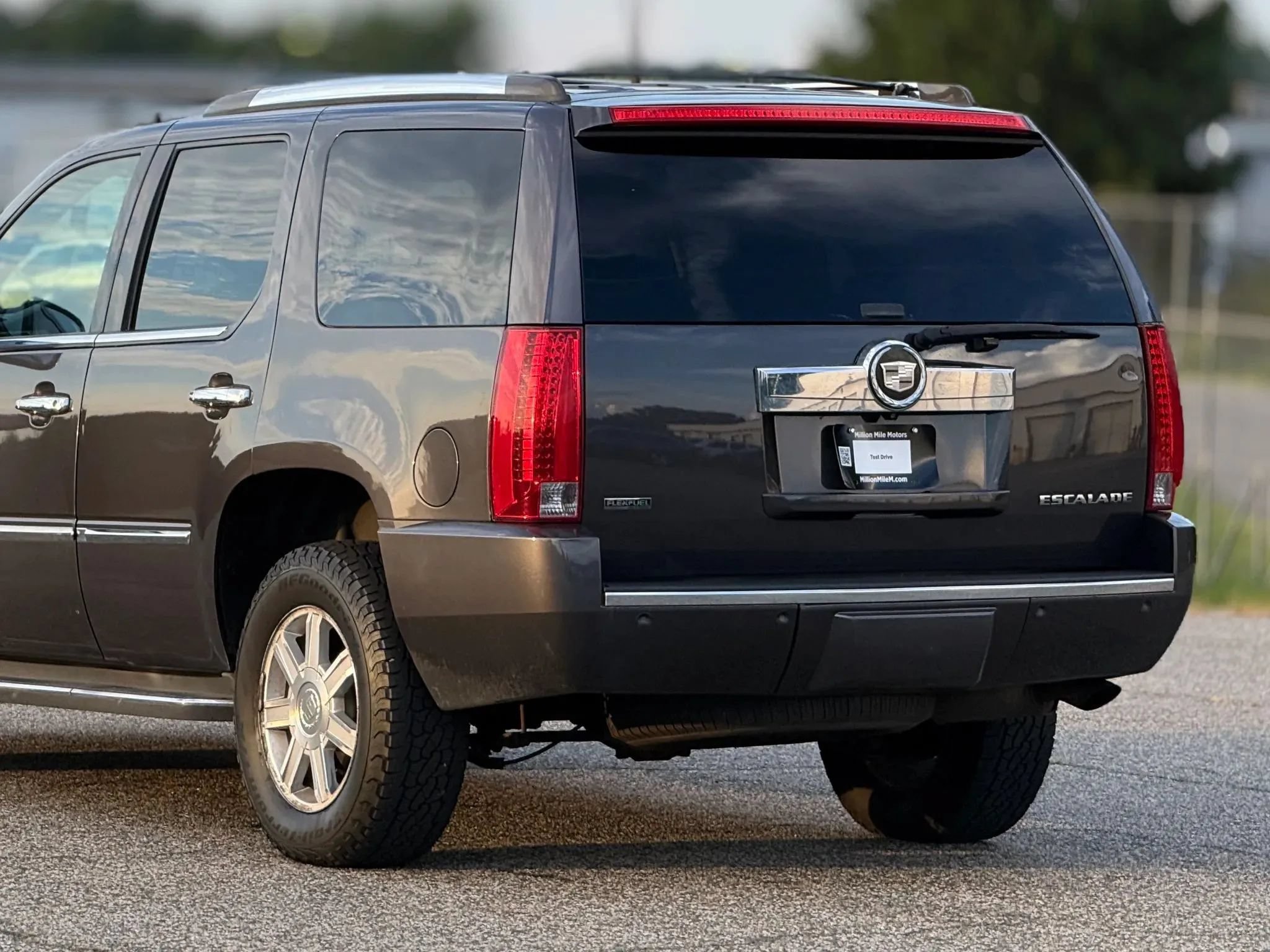 Used 2010 Cadillac Escalade AWD image 16