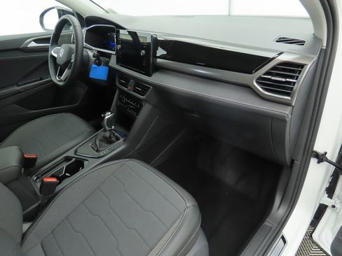 New 2026 Volkswagen Taos SE image 15