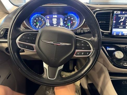 Used 2022 Chrysler Pacifica Limited FWD image 25