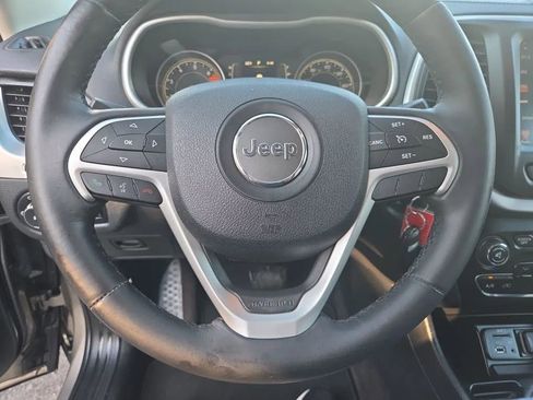 Used 2016 Jeep Cherokee Latitude FWD image 11