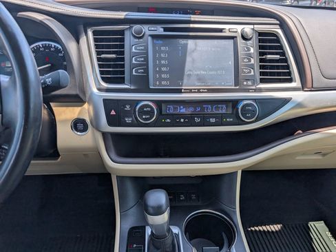 Used 2017 Toyota Highlander XLE AWD/4WD image 21