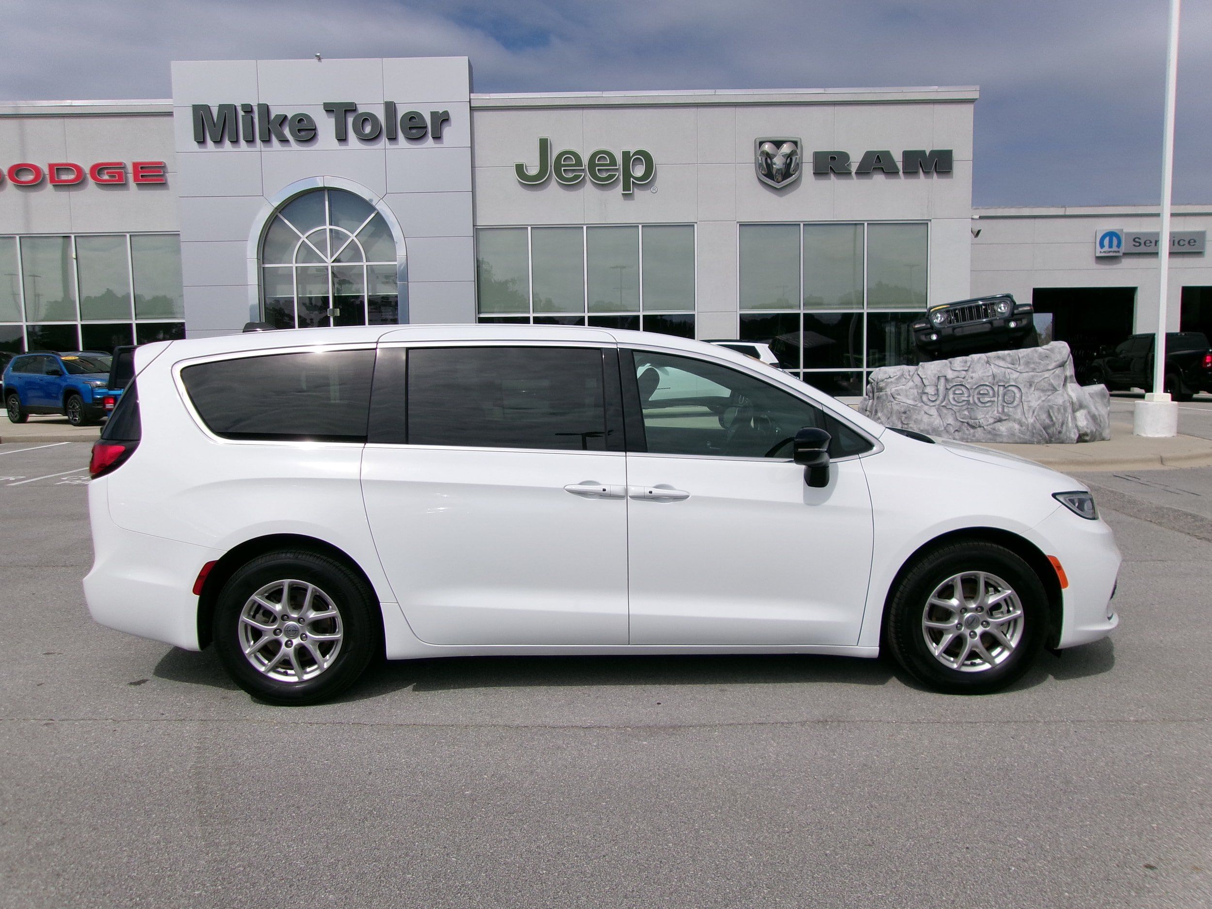 Used 2025 Chrysler Pacifica Select FWD image 5