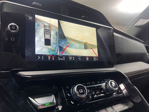 Used 2025 GMC Sierra 1500 AT4 w/ Technology Package AWD/4WD image 9