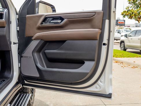 Used 2025 GMC Yukon Denali Ultimate w/ LPO, Floor Liner Package AWD/4WD image 39